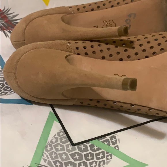 Foot Candy Sz.7 Tan Heels - Picture 4 of 4
